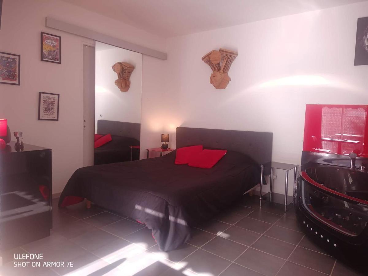 "Le Maloya" Chalets Independants -Chambre Balneo - Relais Motards Lacaune Exterior photo