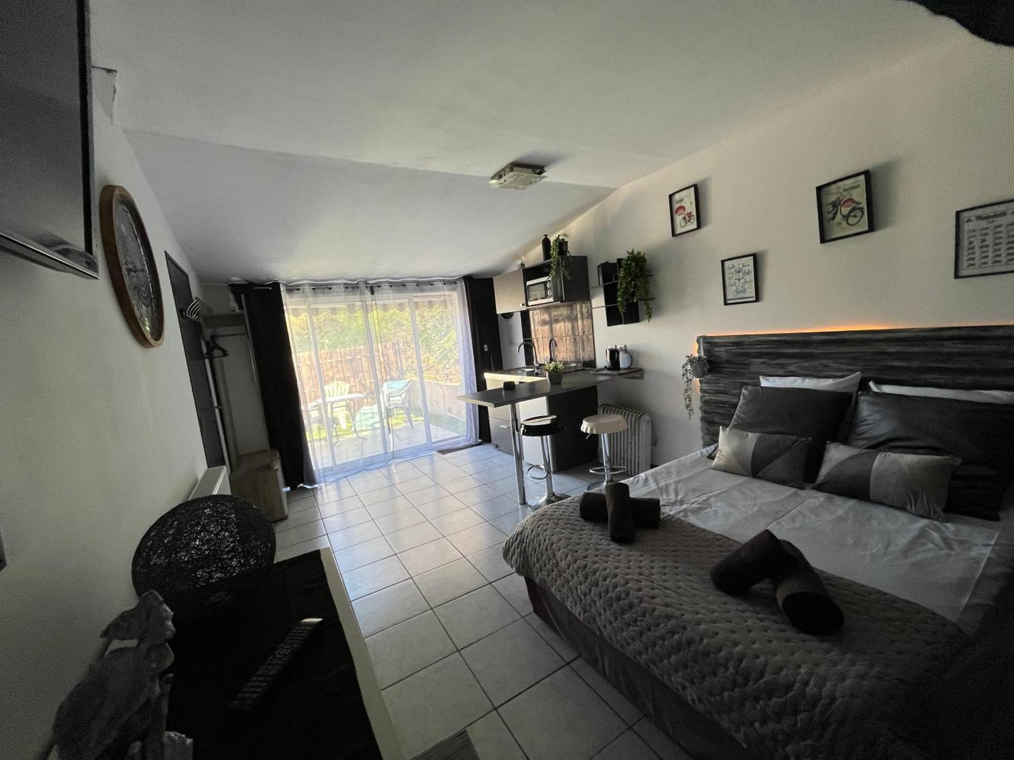 "Le Maloya" Chalets Independants -Chambre Balneo - Relais Motards Lacaune Exterior photo